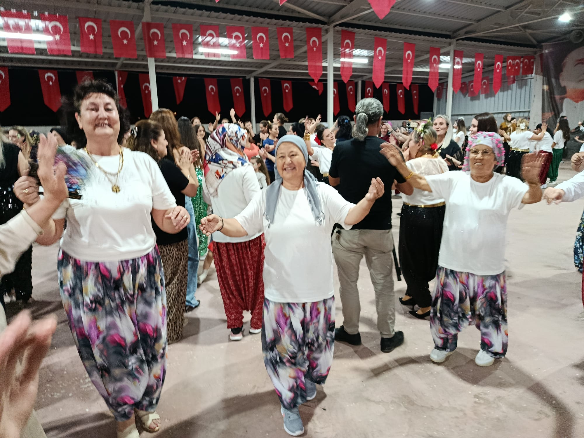 Edirne merkeze bağlı Demirhanlı köyü, sıra dışı ve renkli bir eğlenceye ev sahipliği yaptı. 